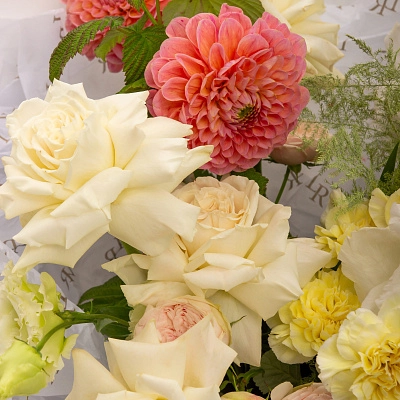 Осенний букет с георгинами и антуриумом